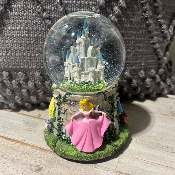 ❤️Vintage Hallmark Disney Princess Musical  Snow Globe - Picture 4 of 8
